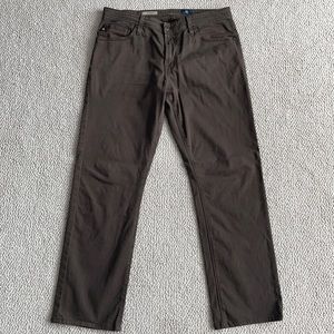 AG Graduate, 33/30, Dark Brown Color.